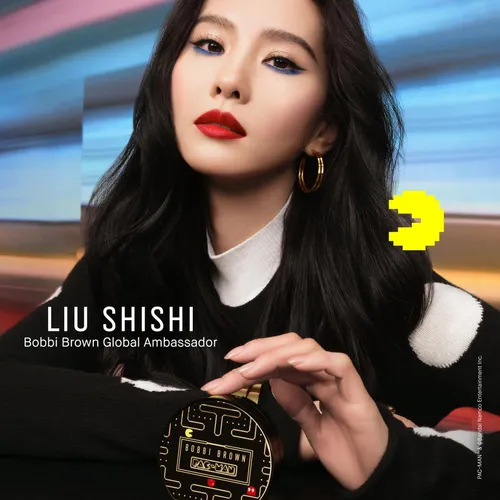 closeup_IMAGE04_H849_LSS_Holding_IS_Cushion_90fc77d5116bd0f7db3b2347a6e4cae487ef356f_1731318443 BOBBI BROWN Pacman x Bobbi Brown Intensive Serum Cushion • 12g